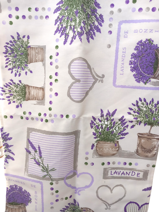 Tovaglia in cotone con lavanda e cuori disponibile in diverse misure.